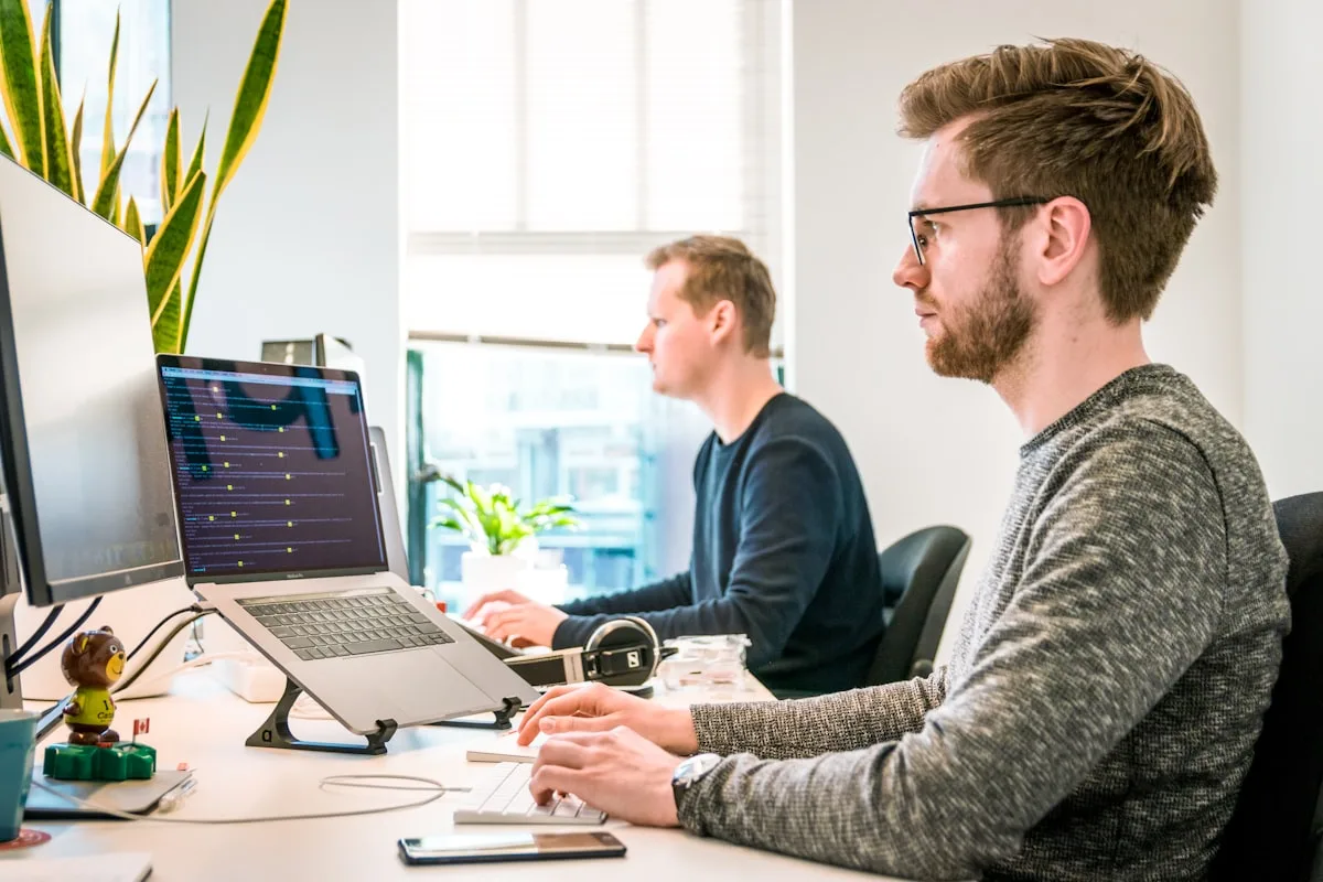 Các chuyên viên thảo luận về hỗ trợ khách hàng